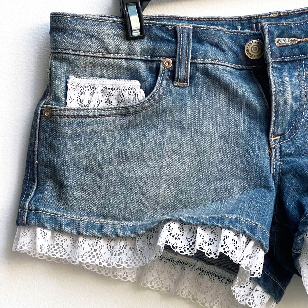 Dollhouse Jean shorts with lace tassel decoration - Picture 2 of 3